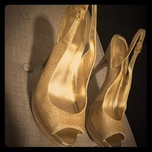 Bakers gold sparkle platform heels like new